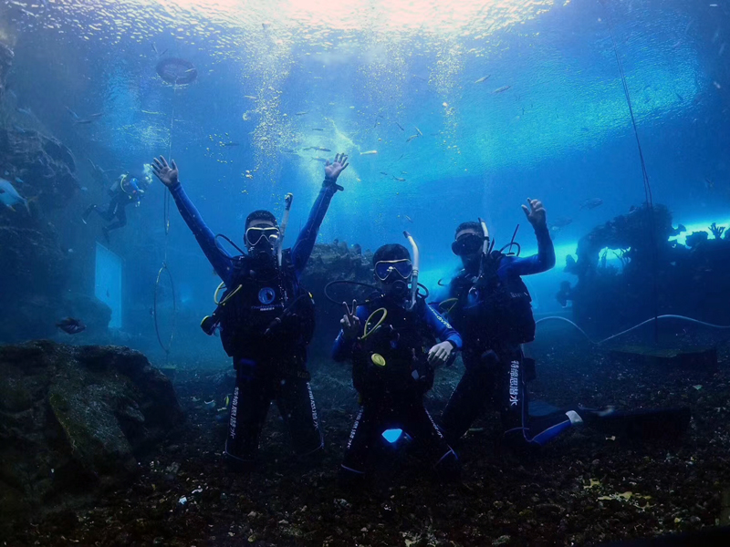 如何控制中性浮力？