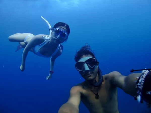 潛水拍照新姿勢(shì)，放下你的剪刀手，我們來(lái)這樣拍