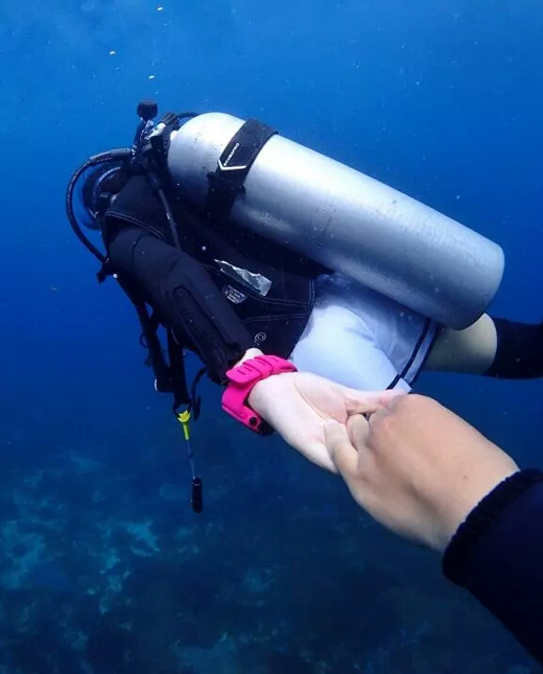 潛水拍照新姿勢，放下你的剪刀手，我們來這樣拍